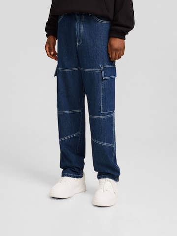 Bershka Loose fit Cargo Jeans in Blue: front