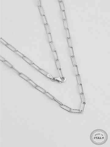 So Chic Necklace in Silver: front