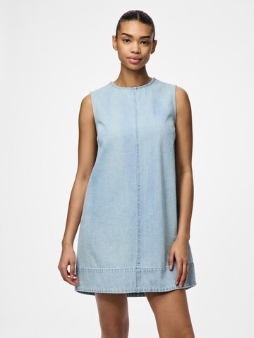 Robe 'PCFlora' PIECES en bleu : devant