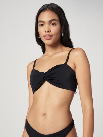 A LOT LESS Bandeau Bikinitop 'Felice' in Zwart: voorkant