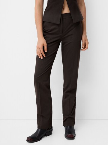 regular Pantaloni con piega frontale di Bershka in marrone: frontale