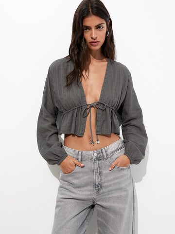 Pull&Bear Blouse in Grey: front