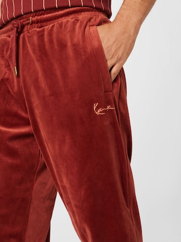 Karl Kani Tapered Broek 'Small Signature Velvet' in Rood