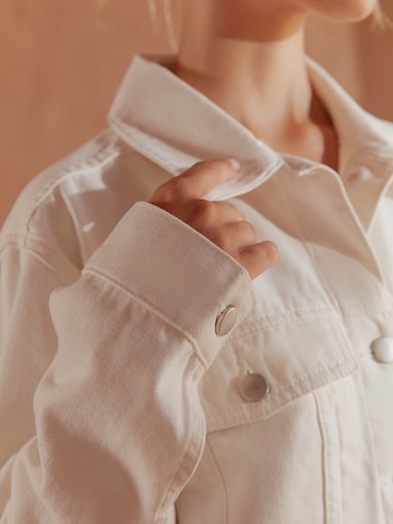 Veste mi-saison 'DORO' Ema Louise x ABOUT YOU en blanc