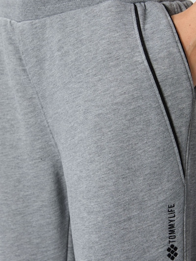 Pantaloni sportivi in XL Tommy Life di colore grigio, Visualizzazione prodotti