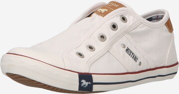 MUSTANG Slip-Ons in White: front