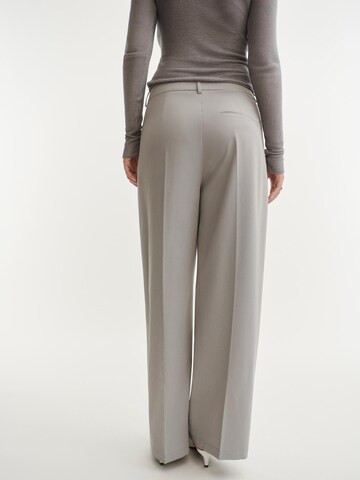 ABOUT YOU x Laura Giurcanu - Loosefit Pantalón de pinzas en gris