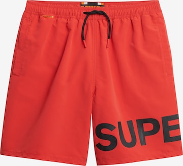 Shorts de bain Superdry en rouge : devant