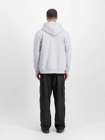 ALPHA INDUSTRIES - Sudadera con cremallera en gris