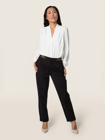 regular Pantaloni con pieghe di Quiosque in nero