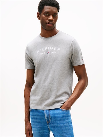 TOMMY HILFIGER Μπλουζάκι 'FATHERS DAY' σε γκρι: μπροστά