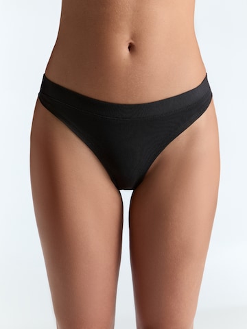 Albero Natur Thong in Black: front