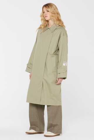 SENSES.THE LABEL Between-Seasons Coat 'On:ta' in Green: front