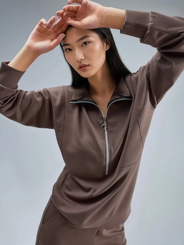 Hiccup Sweat suit in Brown