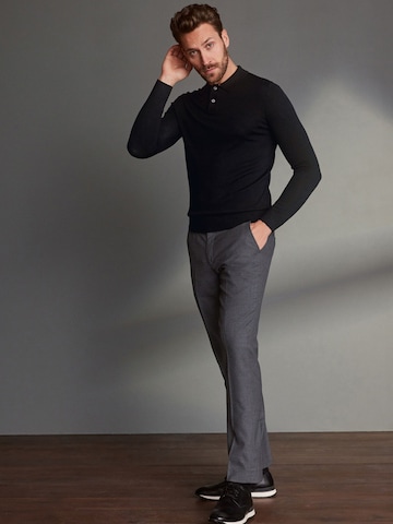 Next Slimfit Pressveckad byxa i grå