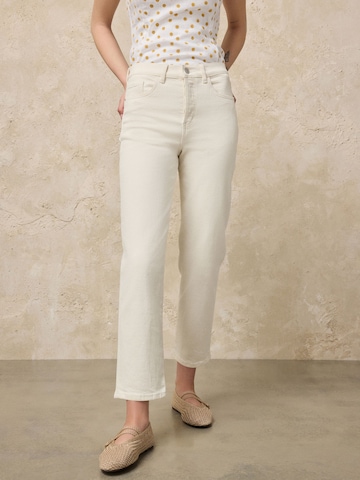 Next tavaline Teksapüksid, värv valge: eest vaates