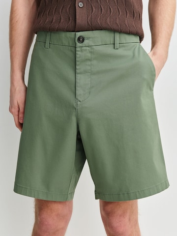 Loosefit Pantalon chino Next en vert : devant