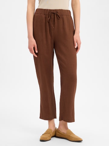 Marie Lund Regular Pants in Brown: front