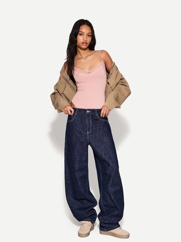 Tricou body de la Bershka pe roz