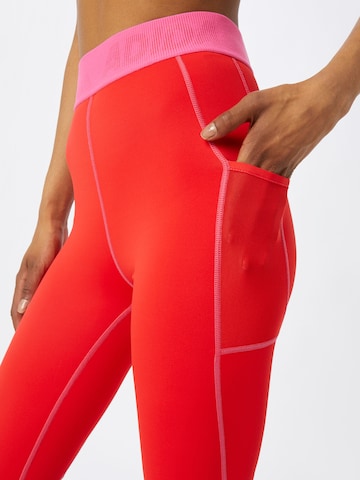 ADIDAS SPORTSWEAR - Skinny Pantalón deportivo en rojo