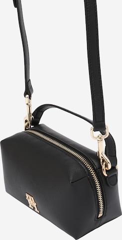 TOMMY HILFIGER - Bolso de mano en negro: frente