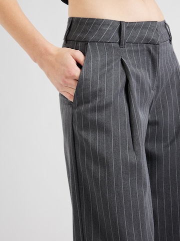 Loosefit Pantaloni con pieghe di Monki in grigio