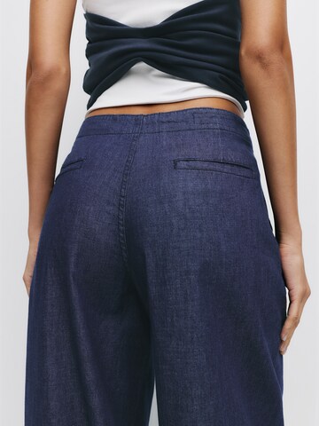 Wide leg Pantaloni cu cute de la Pull&Bear pe albastru