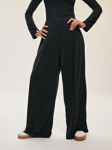 Wide leg Pantaloni di Kamila Šikl in nero: frontale