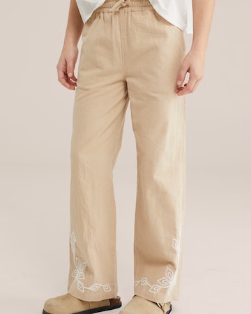 Regular Pantaloni de la WE Fashion pe bej: față