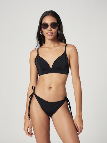 A LOT LESS - Triángulo Top de bikini 'Jara' en negro