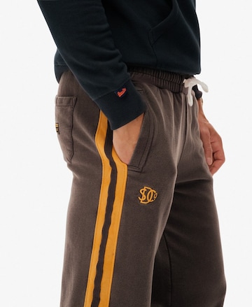 Loosefit Pantalon 'Athletic Fives' Superdry & Co en marron