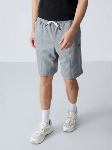 Tommy LifeTapered Hlače 'Shorts' - siva boja
