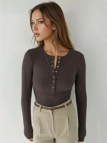 Hiccup Shirt in Bruin