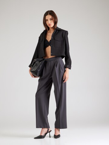 Loosefit Pantaloni con pieghe 'Cassie' di MSCH COPENHAGEN in grigio