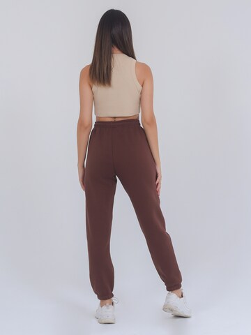 FRESHLIONS Tapered Broek 'Dalina' in Bruin