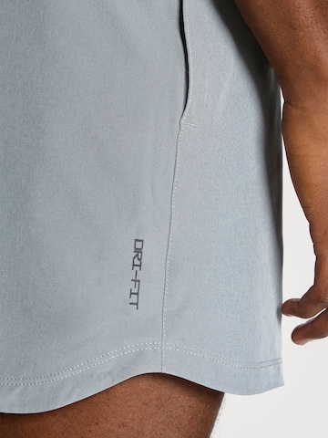 regular Pantaloni sportivi di NIKE in grigio