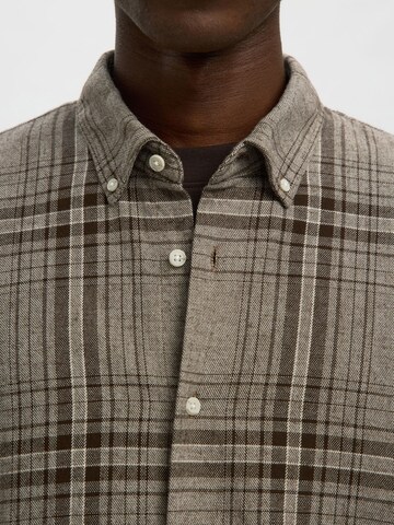 SELECTED - Ajuste regular Camisa 'SLHRegnoah' en marrón
