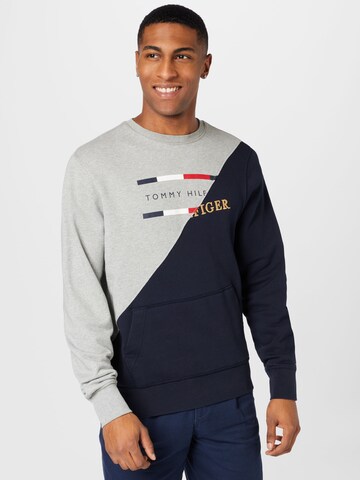 Sweat-shirt Tommy Jeans en gris : devant