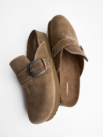 Clogs di Bershka in beige