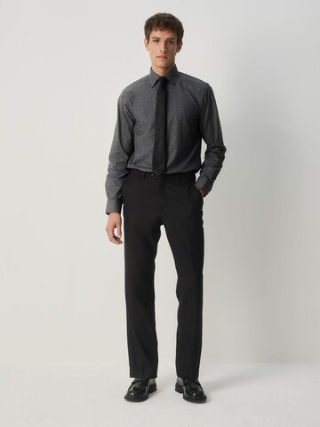 Next Regular Fit Set: Hemd und Krawatte in Grau