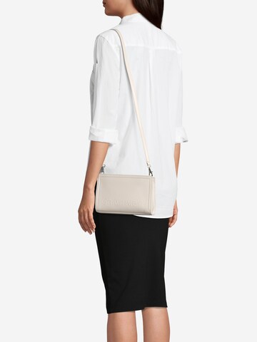 Calvin Klein - Bolso de hombro en beige