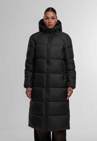 Urban Classics Зимно палто в черно: отпред