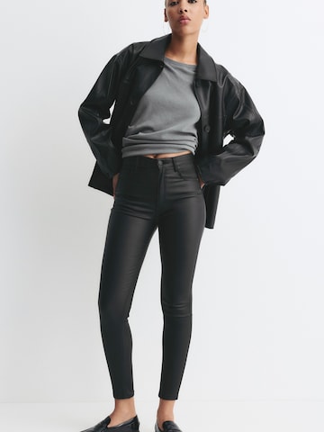 Pull&BearSkinny Hlače - crna boja
