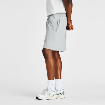 new balance - Loosefit Pantalón 'Athletics Stretch Woven Short 7"' en gris