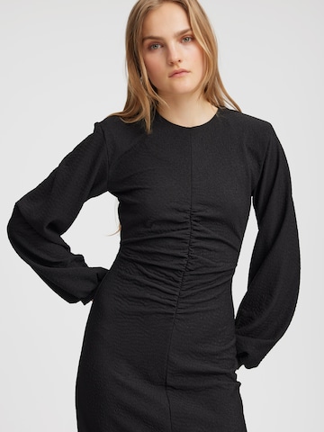 Robe 'Aila' Gestuz en noir