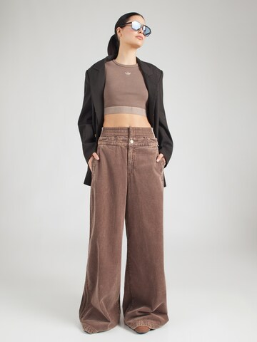 ADIDAS ORIGINALS Póló 'ESS' - barna