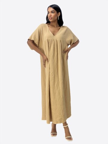 Elara Kleid in Beige: Vorderseite