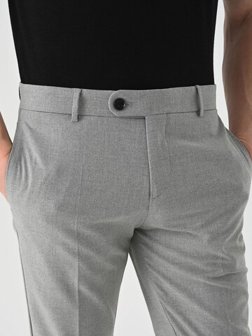 Coupe slim Pantalon à plis Antioch en gris