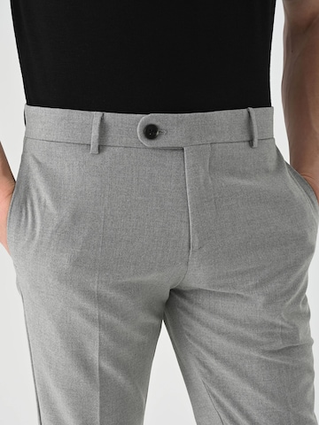 Coupe slim Pantalon à plis Antioch en gris