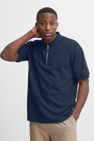 T-Shirt Casual Friday en bleu : devant
